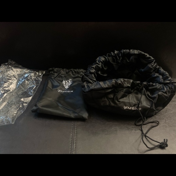 NWT 💄YOUNIQUE make up pouch 💄 - Picture 2 of 3